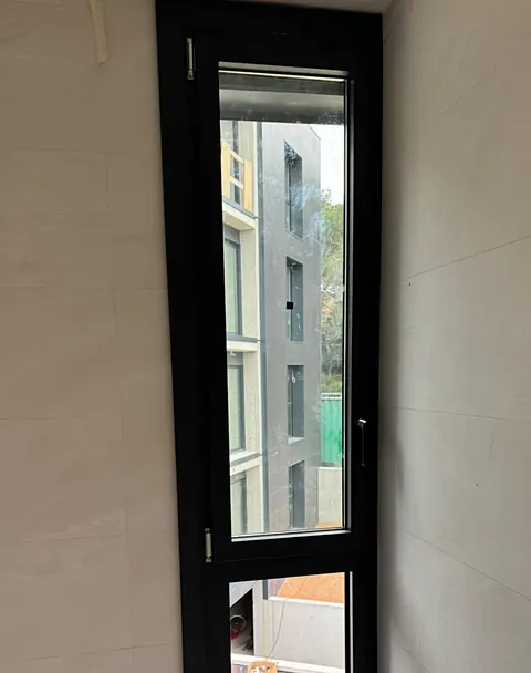 Ventana alta en negro