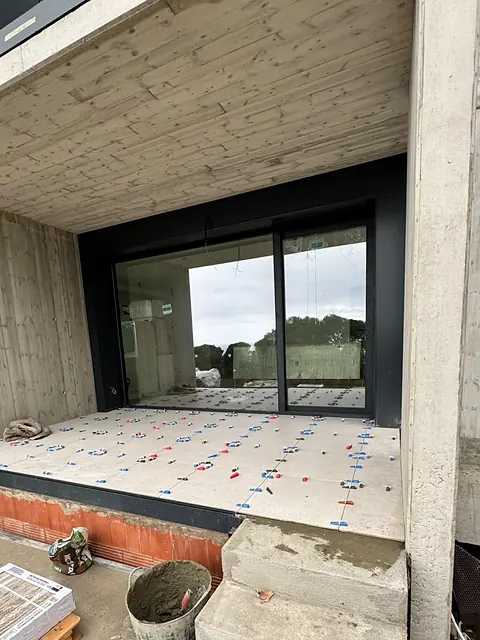 Corredera bajo porche