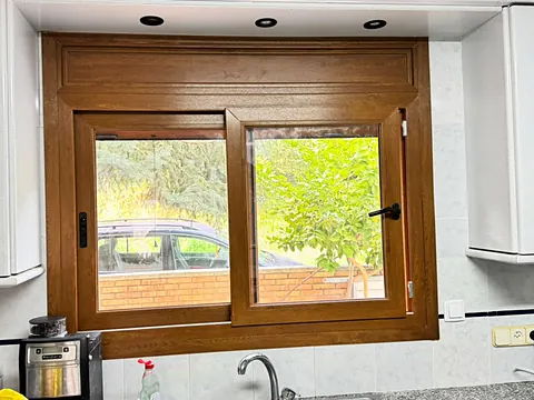 Ventana de cocina con persiana